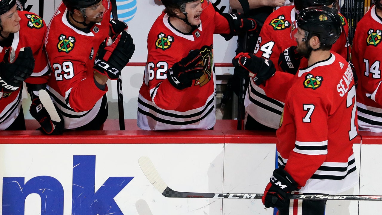 Blackhawks stop 8-game slide by topping Blues 1-0
